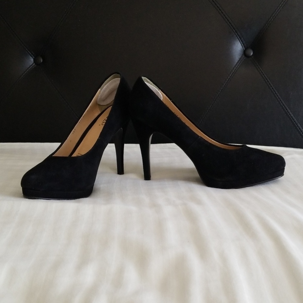 Black suede platform pumps size 10